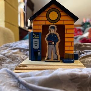 IMAGINARIUM BRIO COMPATIBLE WOODEN TRAIN/RAILWAY G&O GAS STATION W/ ATTENDANT